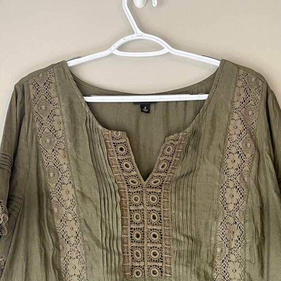 Torrid Olive Green Short Sleeve Blouse with Lace Design Size 2 - Picture 6 of 14